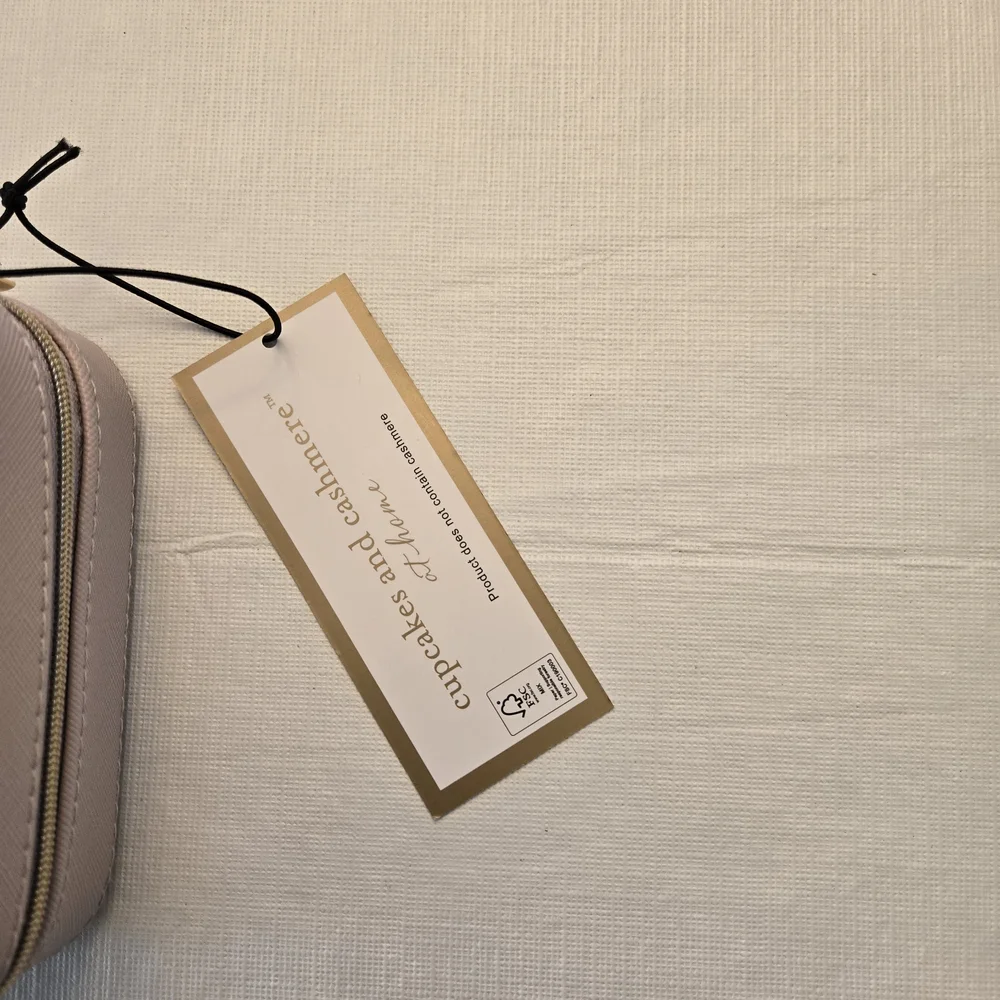 Cupcakes And Cashmere At Home Small Pink Jewelry Case With Gold Bow